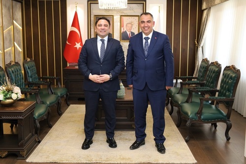 AK Parti Merkez Karar ve Yönetim Kurulu (MKYK) Üyesi Sayın Mehmet Ali KURT, Kaymakamımız Dr. Muhammed Serkan ŞAHİN’i makamında ziyaret etti.