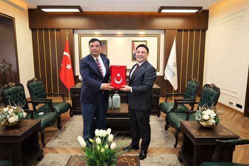 Kaymakamımız, anlamlı hediyeleri ve nazik ziyaretleri dolayısıyla Başkan ASLAN'a teşekkürlerini iletti.