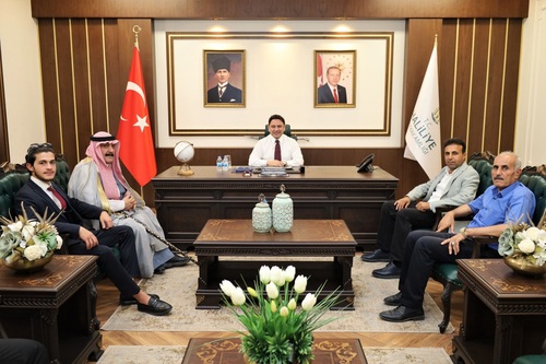 Kaymakamımız, nazik ziyaretlerinden dolayı Suriye kanaat önderi Faysal ZIANAT ve muhtarlarımıza teşekkürlerini iletti.
