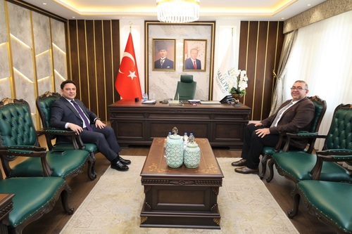 Şanlıurfa Vakıflar Bölge Müdürü Mehmet Emin PALALI, Kaymakamımız Dr. Muhammed Serkan ŞAHİN’i makamında ziyaret etti.